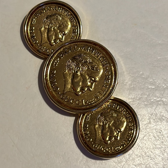 Gorgeous Gucci brooch gold tone not sure what metal bits it’s stunning 😍 - Picture 2 of 12